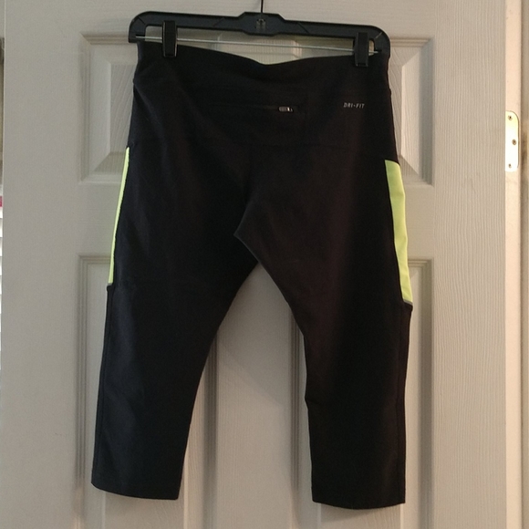 🏃♀️NIKE DRI FIT WORKOUT CAPRI - Picture 2 of 4